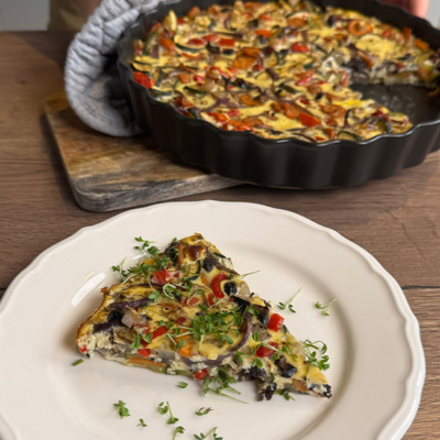 Ein Stück Frittata auf einem Teller