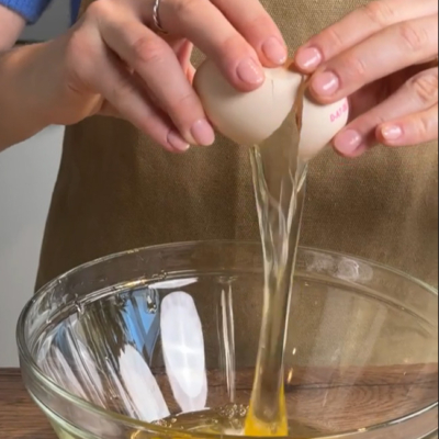 Bio-Eier werden aufgeschlagen und in eine Schüssel gegeben