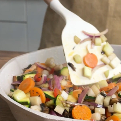 Bio-Gemüse wird in einer Pfanne angebraten