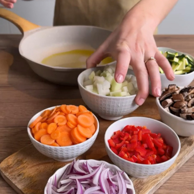 Bio-Gemüse in kleinen Schalen portioniert