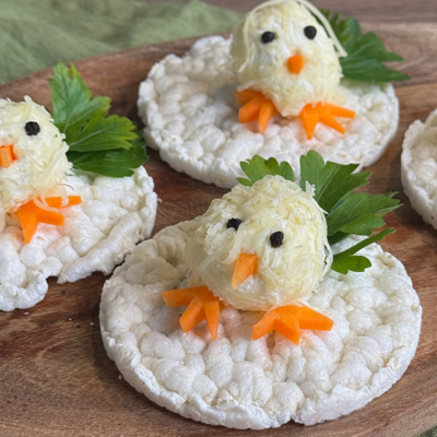 Fertige Frischkäse- Küken auf einer Reiswaffel platziert
