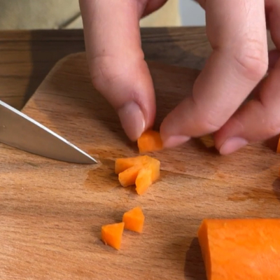 Aus Karotten wird ein kleiner Fuß geschnitzt