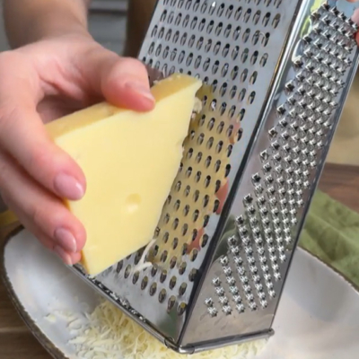 Bio-Käse wird fein gerieben