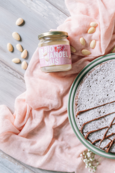 Kuchen, daneben Ja! Natürlich Bio-Mandelmus.