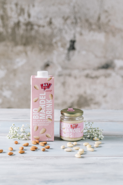 Eine Packung Ja! Natürlich Bio-Mandeldrink und Mandelmus.