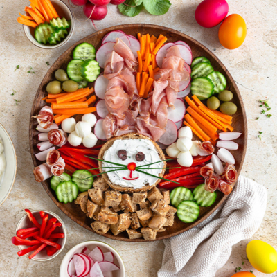 Osterhasenjause aus Bio-Weckerl, Speck und Gemüse angerichtet auf einem großen Teller