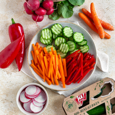 Bio-Gemüse kleingeschnitten auf einem Teller