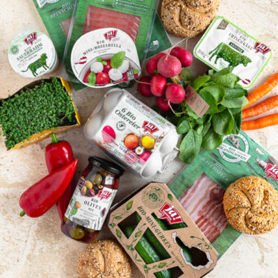 Bio-Gemüse, Bio-Wurst und Bio-Milchprodukte für die Osterhasenjause