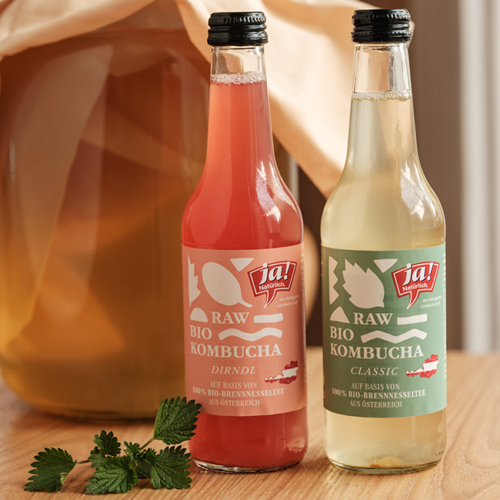 Ja! Natürlich Kombucha-Flaschen in den Sorten Natur und Dirndl