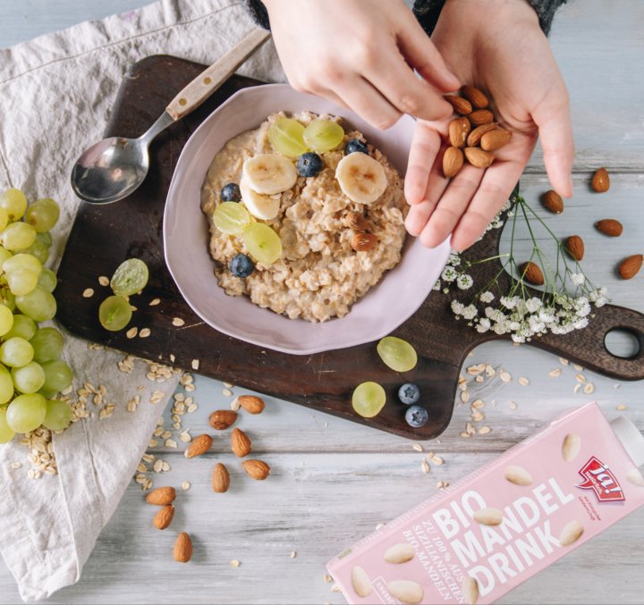 Porridge mit Mandeldrink und Obst
