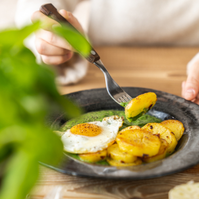 Cremespinat mit Kartoffeln und Spiegelei