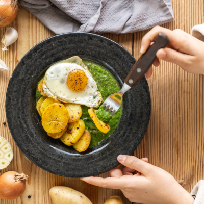 Cremespinat mit Kartoffeln und Spiegelei