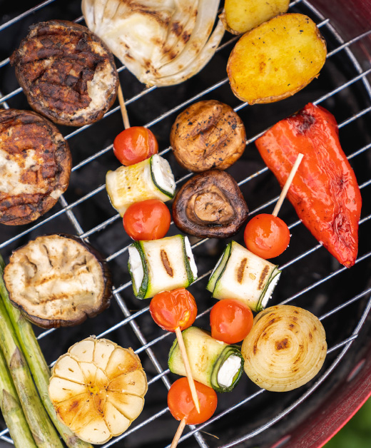 Bio-Gemüse wird auf einem Grill zubereitet