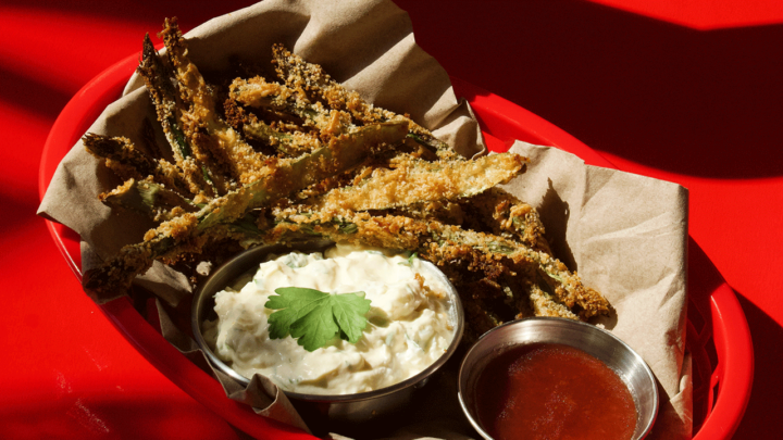 Spargel-Fritters mit Erdbeer-Ingwer-Dip & Eier-Joghurt-Sauce
