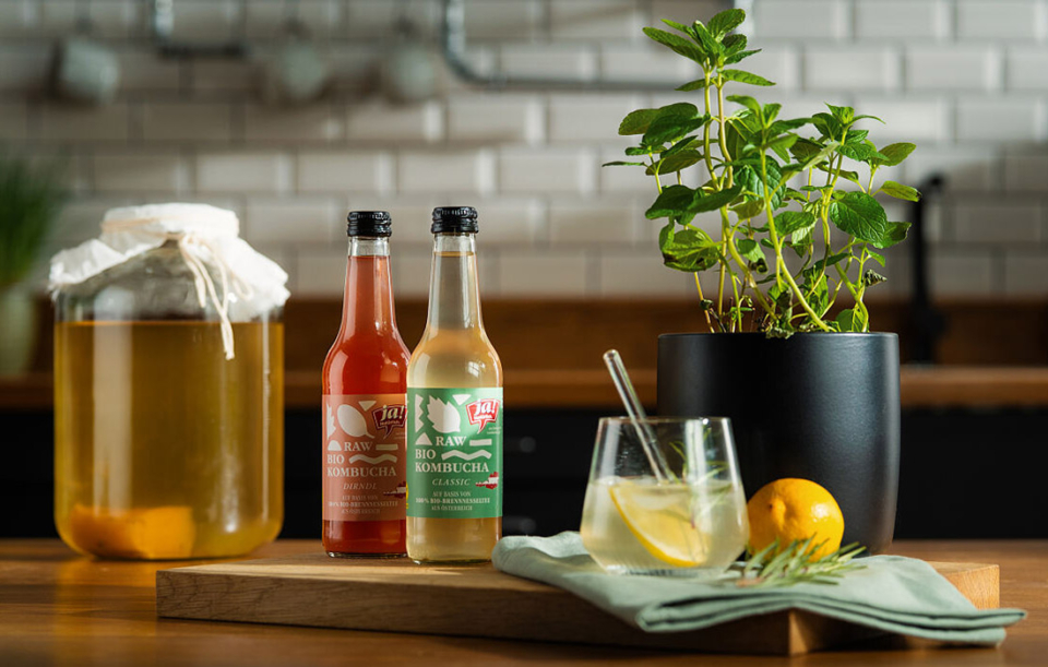 Woraus wird Ja! Natürlich Bio-Kombucha gemacht?