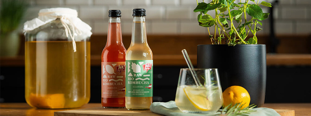 Ja! Natürlich Kombucha-Flaschen in den Sorten Natur und Dirndl