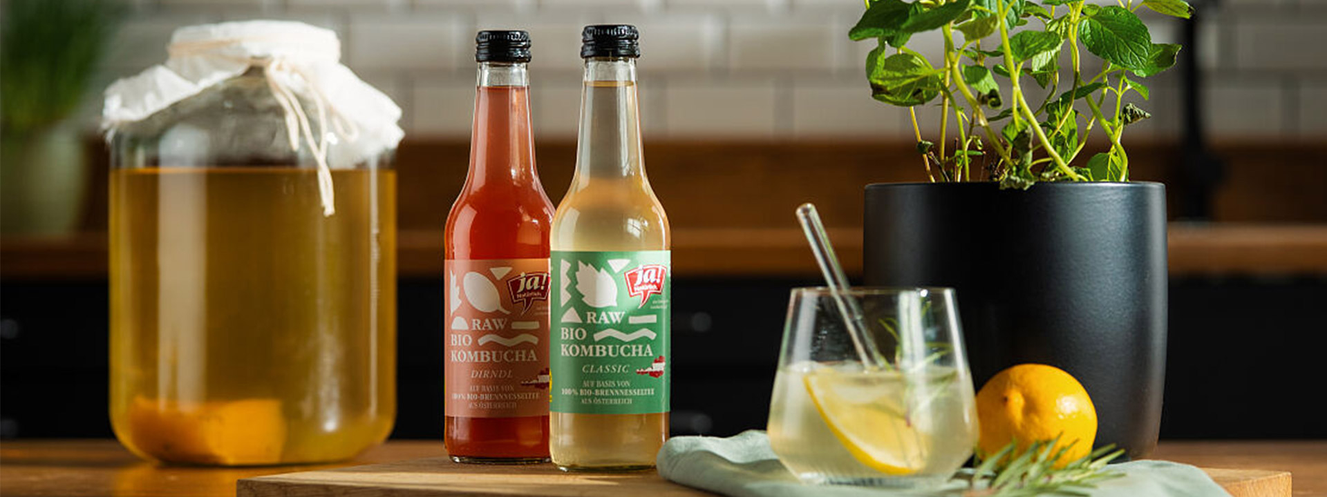 Ja! Natürlich Kombucha-Flaschen in den Sorten Natur und Dirndl