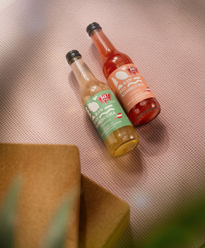Ja! Natürlich Kombucha-Flaschen in den Sorten Natur und Dirndl