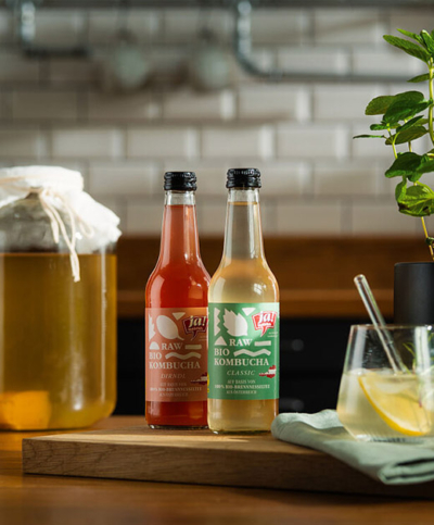 Ja! Natürlich Kombucha-Flaschen in den Sorten Natur und Dirndl