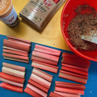 Bio-Rhabarber kleingeschnitten auf einem Brett