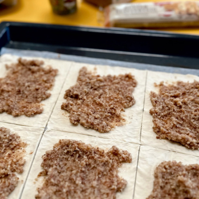 Bio-Tarteletts mit Nussfüllung auf einem Blech