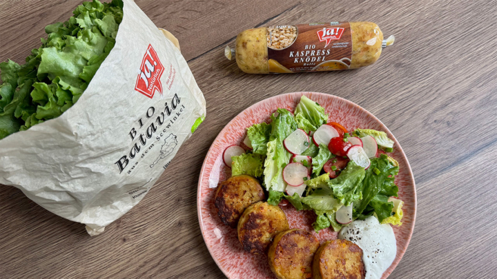 Kaspressknödel auf Salat