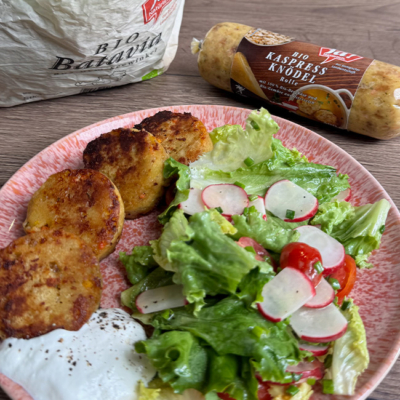 Kaspressknödel serviert mit Salat und Dip