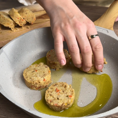 Kaspressknödel werden in einer Pfanne angebraten