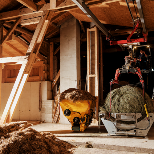 getrocknetes Stroh wird mit dem Kran hochgeladen