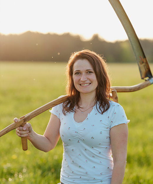 Elisabeth Stangl und ihre Sense.