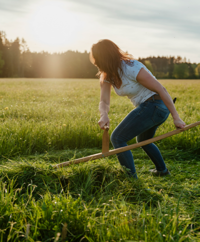 Elisabeth Stangl mäht die Weide ihrer Sense