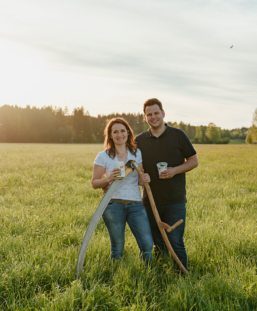 Hannes und Elisabeth Stangl mit der Sense und Schafmilch-Produkten
