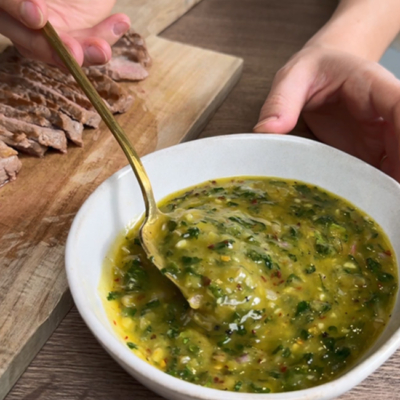 Bio-Chimichurri fertig angerührt mit Kräutern und Gewürzen in einer Schale