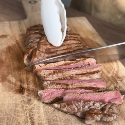 Bio-Steak gegrillt und in feine Scheiben geschnitten
