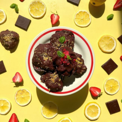 Sommerfrisch Joghurt als Bites auf einem Teller angerichtete und mit Obst verziert