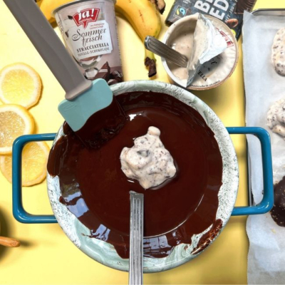 Sommerfrisch Joghurt Bites werden in Schokolade getunkt