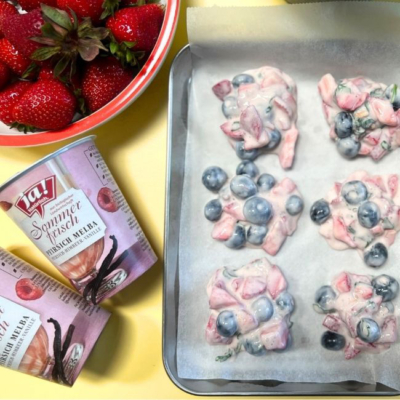Sommerfrisch Joghurt Bites auf einem Blech angerichtet.