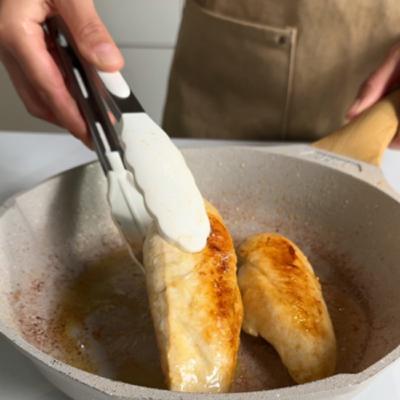 Hähnchenbrust wird in einer Pfanne angebraten!