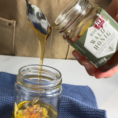 Bio-Waldhonig wird zu einem Salatdressing hinzugegeben.