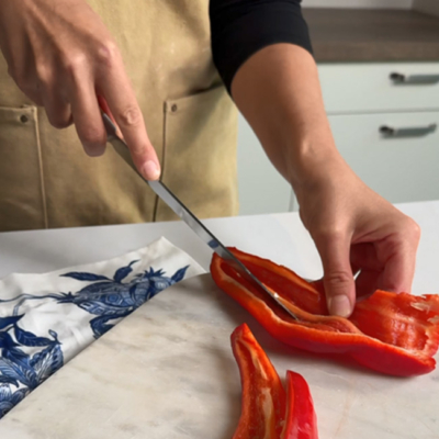 Rote Paprika wird ausgeschnitten