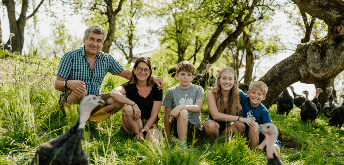 Familie Schratzer inkl. Kindern auf der Puten-Wiese