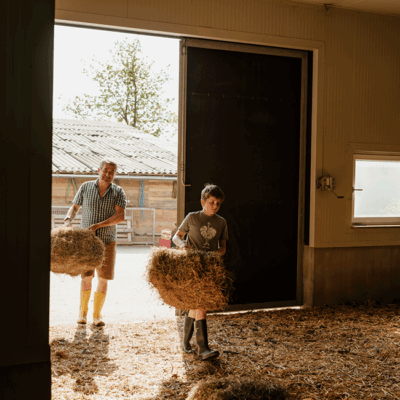 Vater und Sohn im Stall