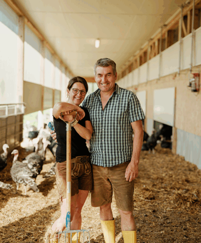 Doris und Herbert Schratzer im Puten-Stall
