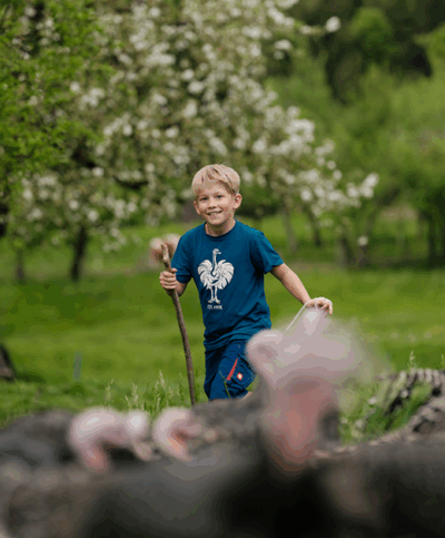 Kind bei der Hof-Arbeit