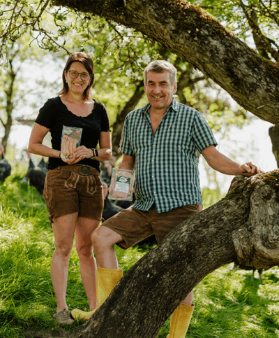Familie Schratzer mit den Bio-Puten Produkten in der Hand