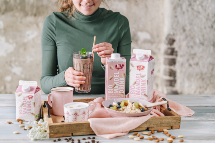 Smoothie mit dunklen Beeren und Mandeldrink
