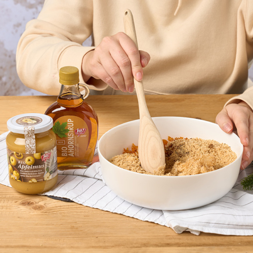 Ahornsirup und Apfelmus werden zum Backen verwendet.