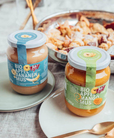 Fruchtmus von Ja! Natürlich vor einem Kaiserschmarrn