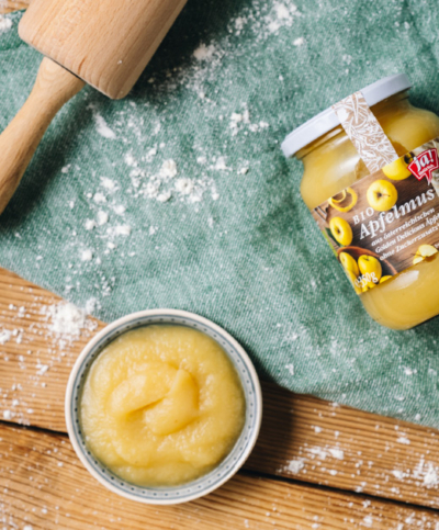 Apfelmus in einer Schale zum Backen