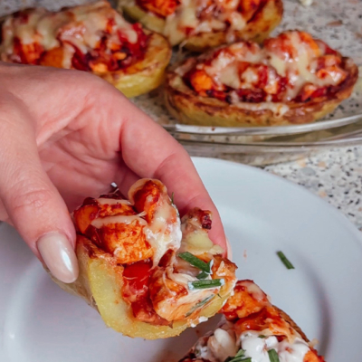 Bio-Kartoffel Schiffe gefüllt mit Hendel